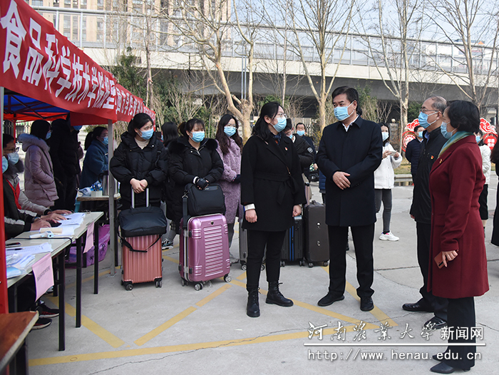 校领导查看新学期开学报到情况 校领导查看新学期开学报到情况