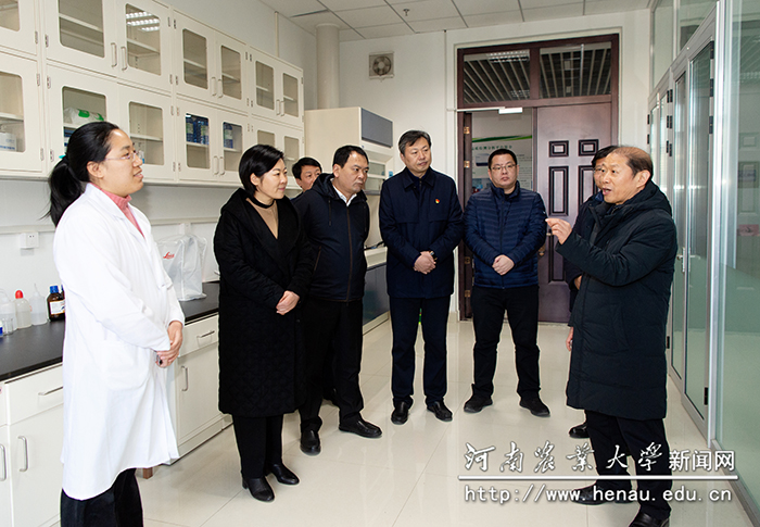 与会人员到河南粮食作物协同创新中心和省部共建小麦玉米作物学国家重点实验室参观