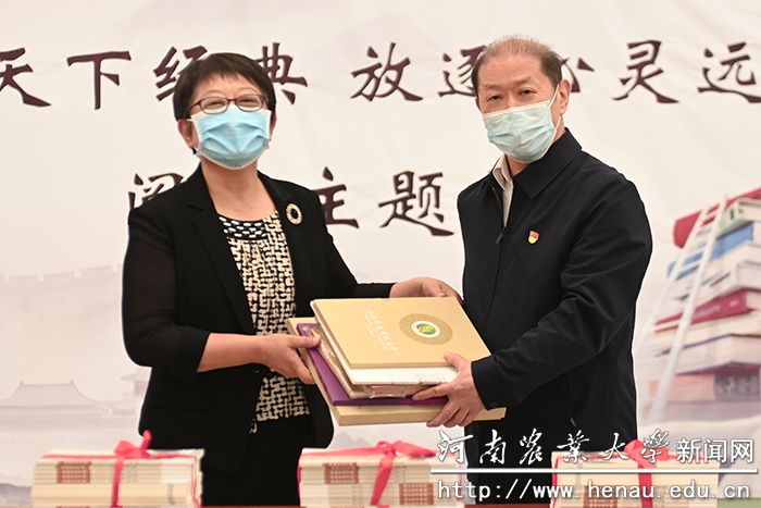 张琼教授向我校捐赠珍藏的历史资料和图片