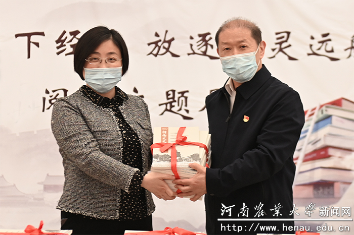 许文霞代表《河南文史资料》向我校捐赠期刊