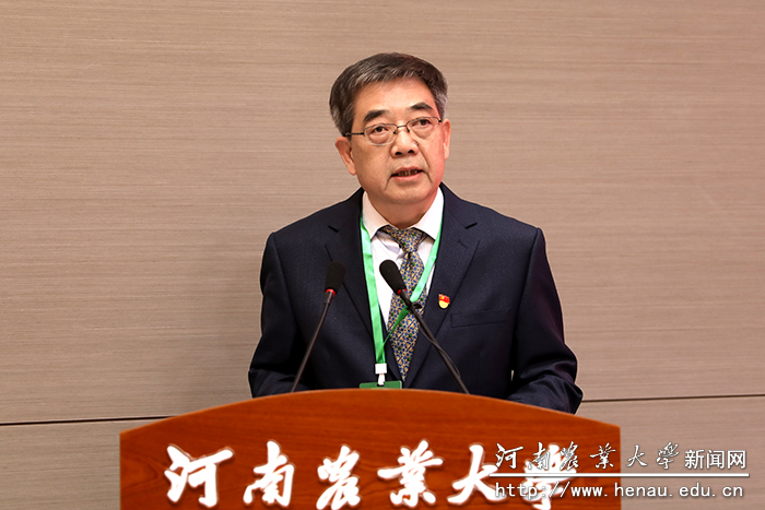 校友会会长杨秋生作校友会工作报告