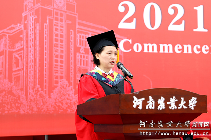 副校长尹新明主持仪式并宣读学位授予决定