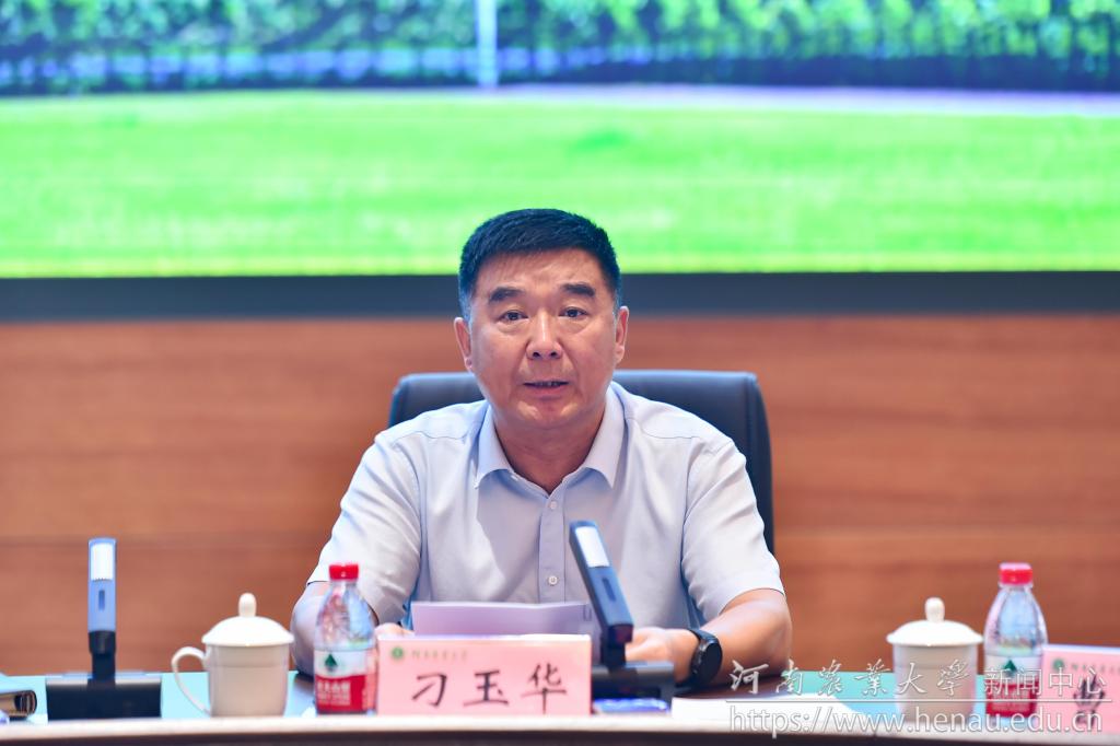 省教育厅副厅长、一级巡视员刁玉华主持会议开幕式jpg