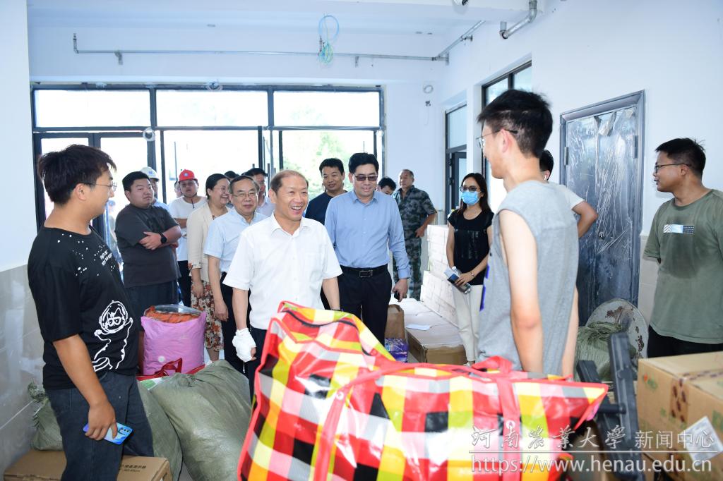 校领导深入搬迁现场实地调研看望师生和建设人员.jpg
