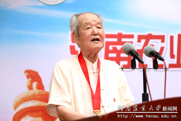 离退休老党员高仲贤老师发言