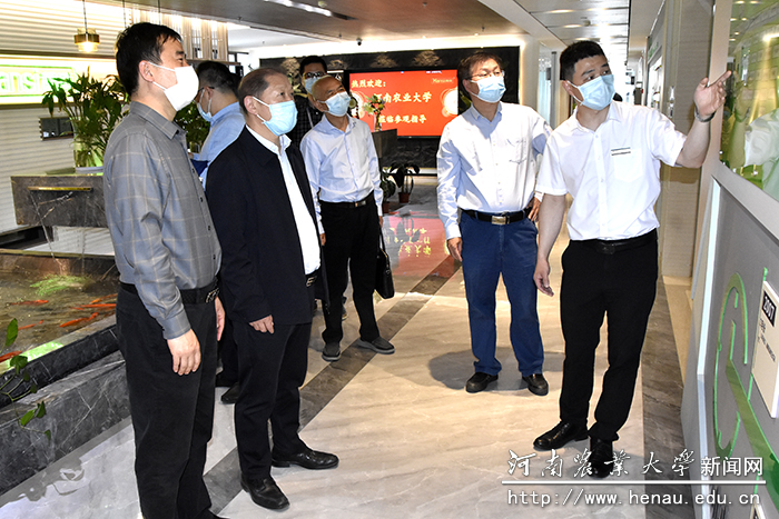 校长介晓磊在河南瀚斯作物保护有限公司实地考察 校长介晓磊在河南瀚斯作物保护有限公司实地考察