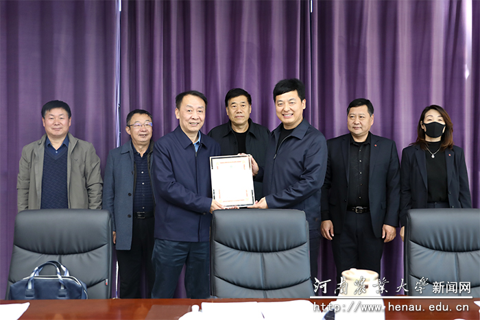 校党委书记魏蒙关为祝春华颁发捐赠证书