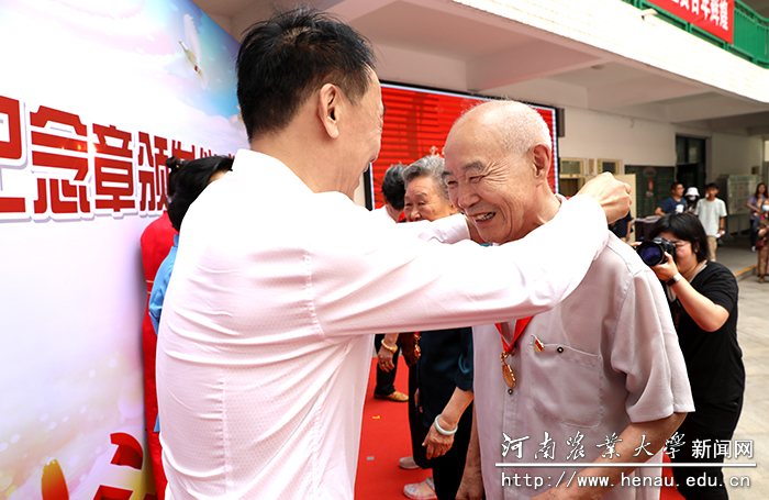 校领导为老党员佩戴纪念章0