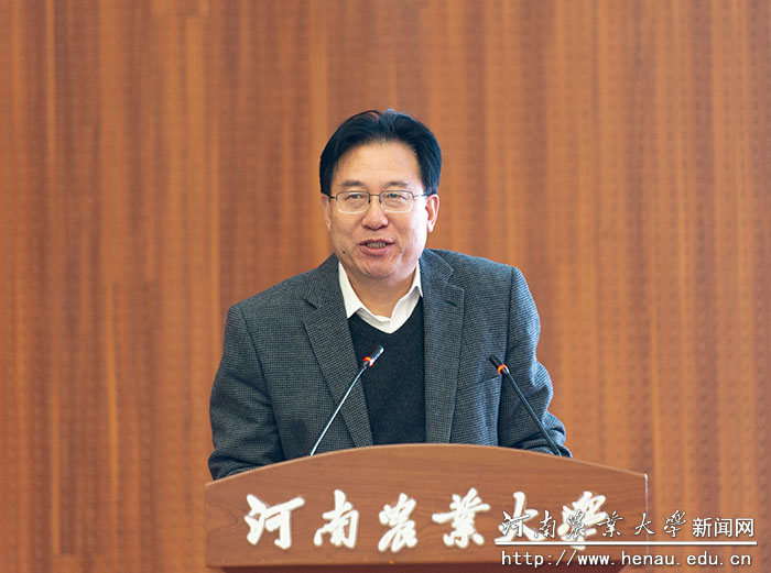 河南科技学院副校长冯启高以《强化产教融合 培养知农爱农新人才》为题作报告