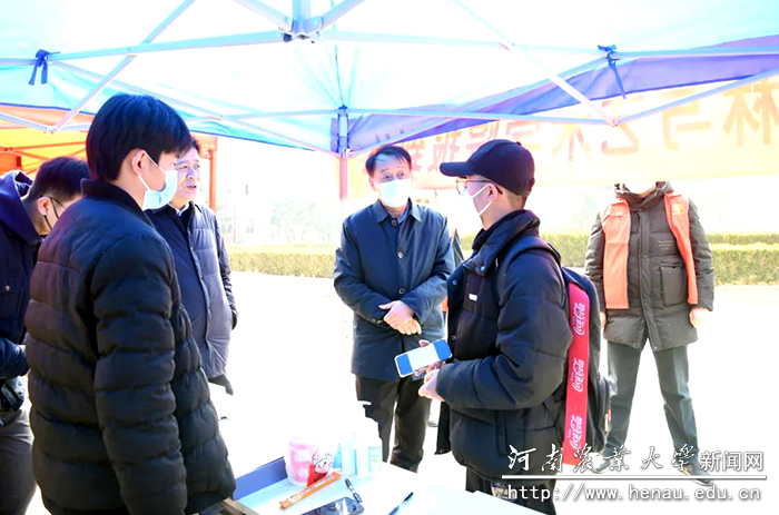 校党委书记魏蒙关查看开学报到情况