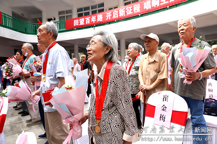 全体与会人员齐唱歌曲《没有共产党就没有新中国》