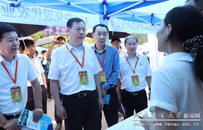 与会领导和参会用人单位进行交流