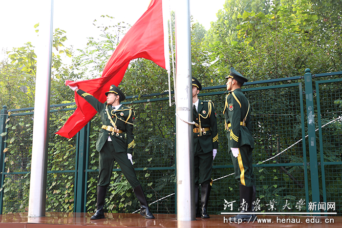 升旗手升起国旗