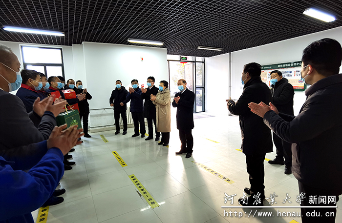 校长介晓磊一行看望慰问周转房物业工作人员