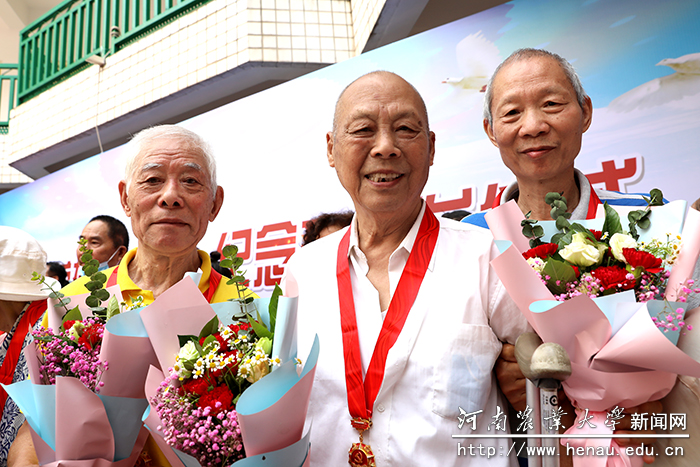 参加颁发仪式的老党员(4)