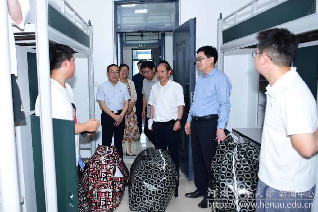 校领导深入宿舍查看学生入住情况.jpg