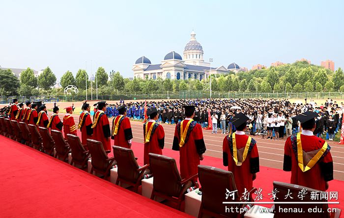 全场师生齐唱国歌
