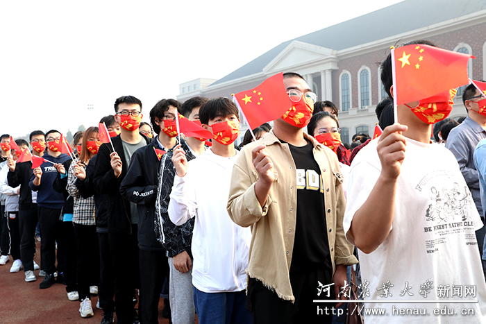 青年大学生挥舞国旗向祖国送上祝福