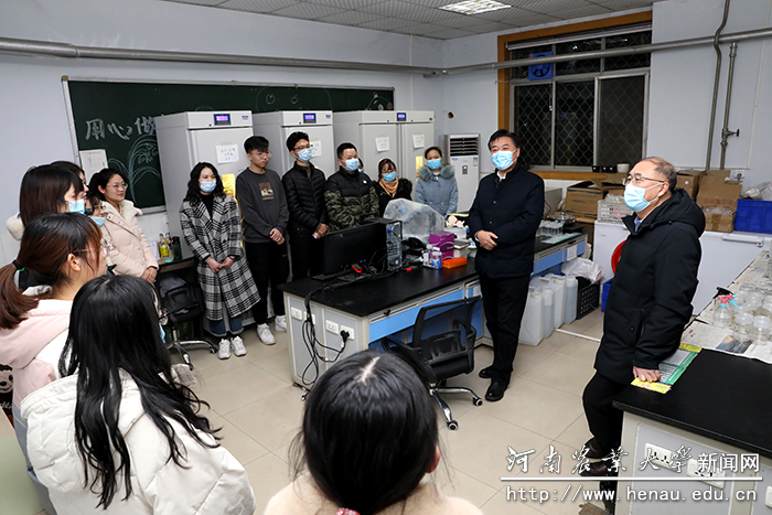 校领导到实验室看望研究生