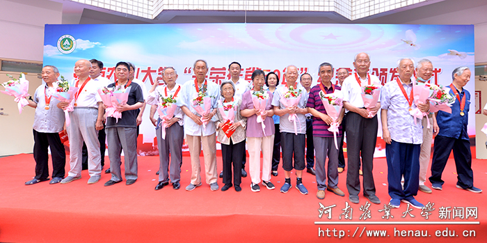 校领导为老党员佩戴纪念章