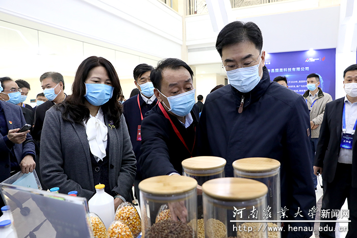 科技部副部长邵新宇、副省长霍金花一行在全国大众创业万众创新活动周我校展台前进行参观