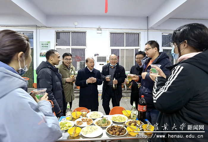 校长介晓磊在文化路校区与留校学生共度除夕