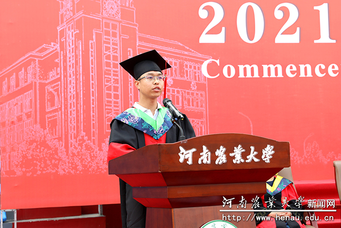 动物医学院博士研究生余复昌作为毕业生代表发言2