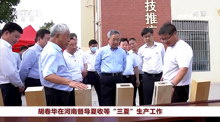 胡春华在西平县二郎镇高标准农田进行调研，我校专家郭天财（前排左一）、殷贵鸿（右一）现场汇报小麦生产相关情况