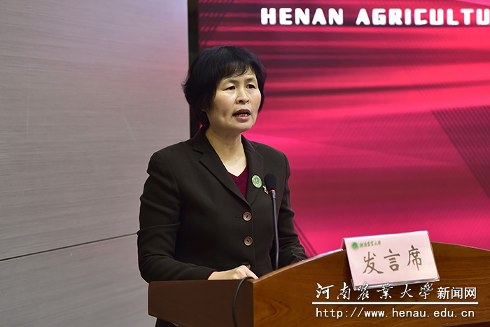 校友联络办公室主任张倩华向大会汇报校友企业联盟筹备情况