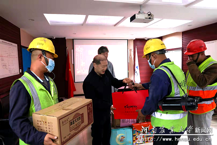 校长介晓磊看望慰学校建设工作者 校长介晓磊看望慰学校建设工作者