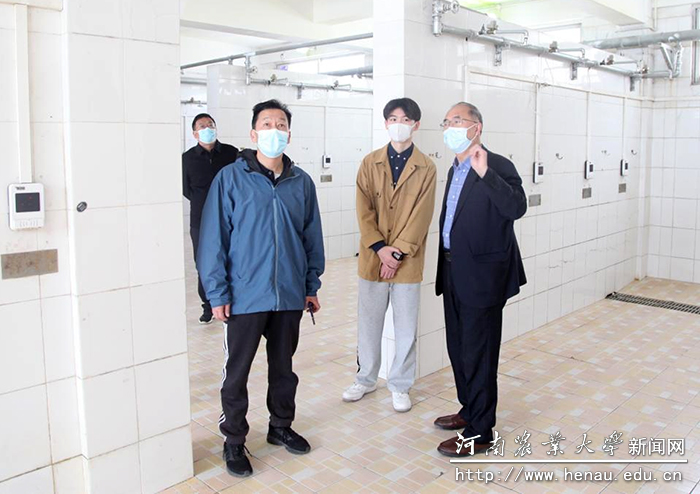 副校长林同保在文化路校区与学生代表现场探讨公共浴室改造问题 副校长林同保在文化路校区与学生代表现场探讨公共浴室改造问题