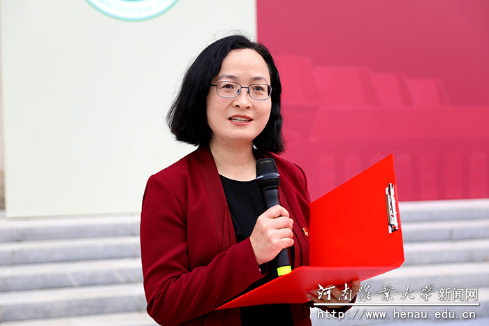 图书馆馆长张华宣读读书节通知