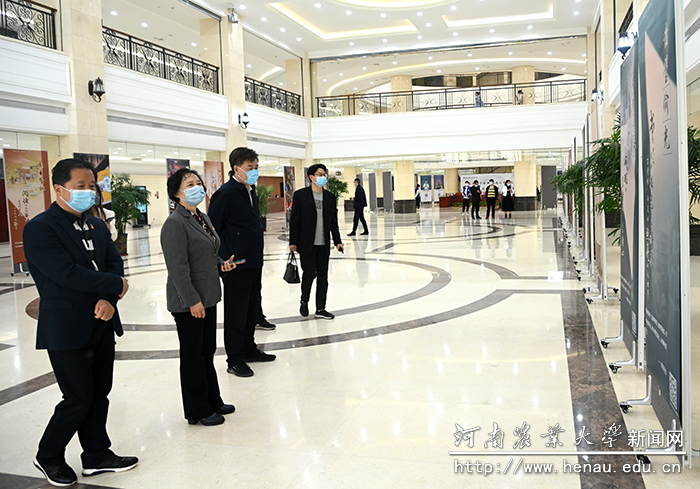 与会师生参观“品阅天下经典· 放逐心灵远航”主题展览 与会师生参观“品阅天下经典· 放逐心灵远航”主题展览