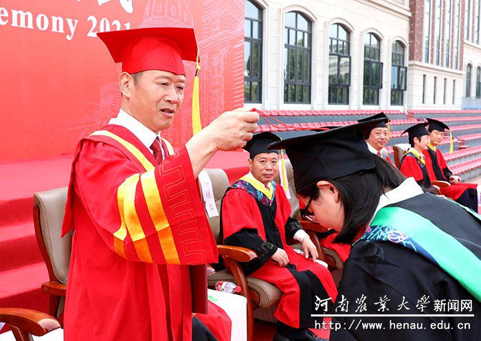 校长介晓磊为毕业生拨正流苏并发表讲话