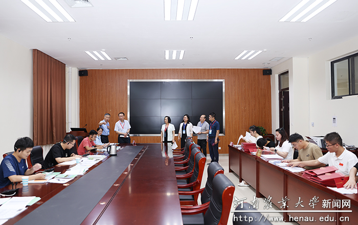 校领导查看高招录取工作