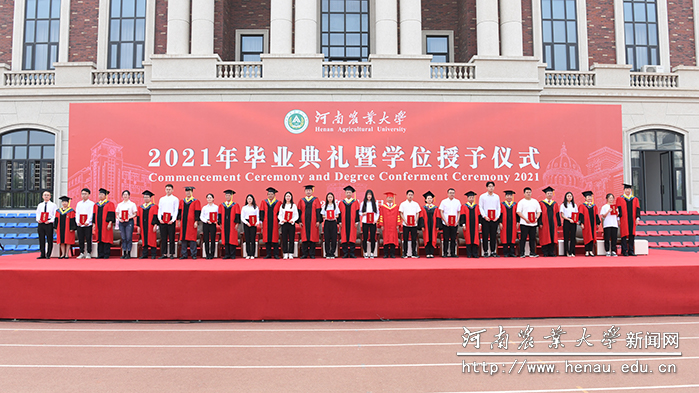 优秀毕业生上台领奖2