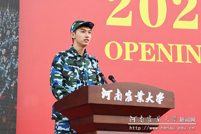 本科生新生代表，动物医学院动物医学类4班学生李佳奕发言