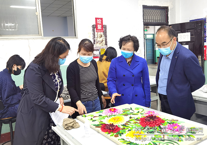 副校长尹新明在文化路校区查看学生上课情况 副校长尹新明在文化路校区查看学生上课情况