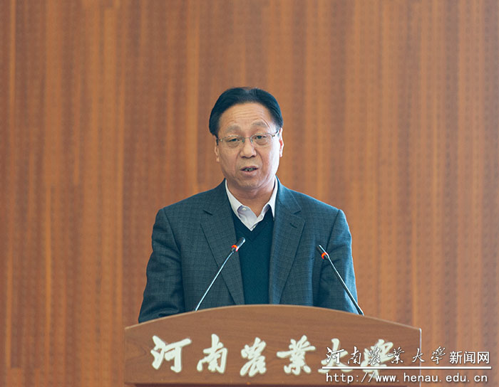 河南科技大学副校长李友军以《坚持创新发展 促进新农科建设》为题作报告