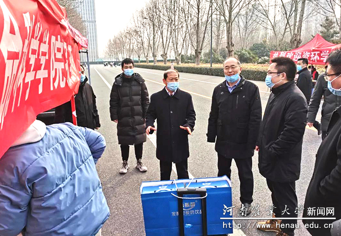 校长介晓磊查看开学报到情况