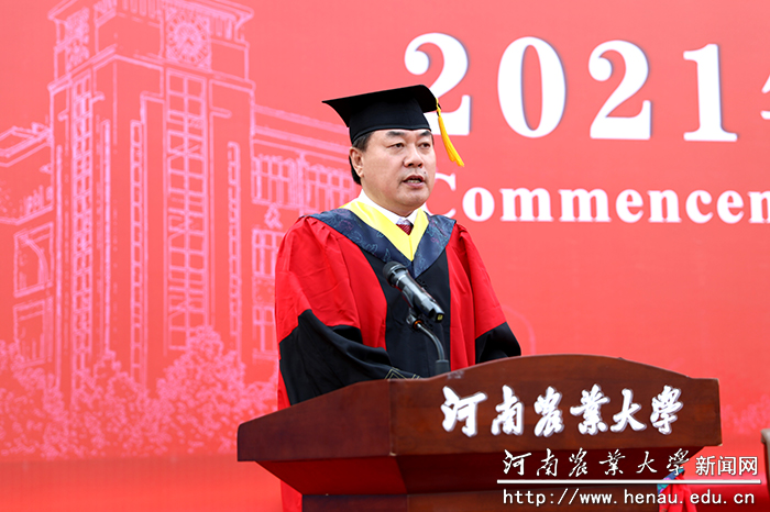 校党委副书记、工会主席李成吾宣读优秀毕业生名单