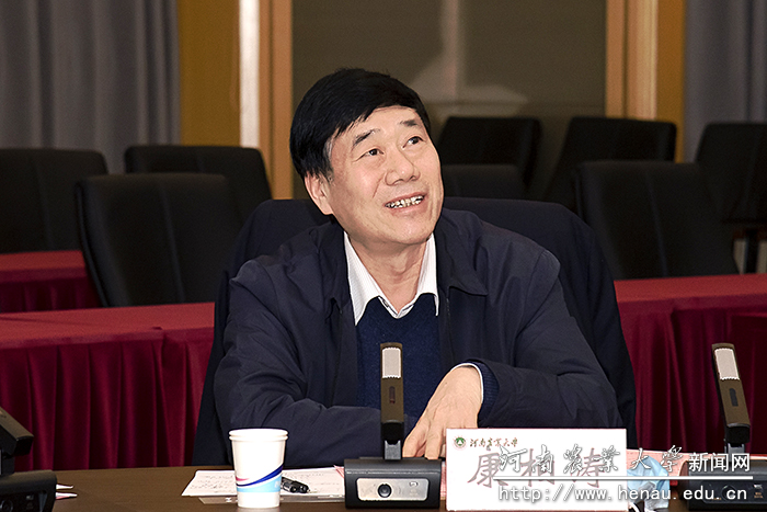 副校长康相涛主持会议