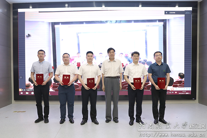 康校长颁发聘书