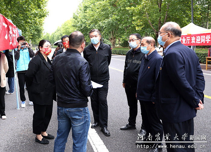 校长介晓磊带队查看研究生新生开学报到情况 校长介晓磊带队查看研究生新生开学报到情况