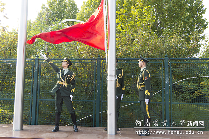 冉冉升起的五星红旗拉开了开学典礼的序幕