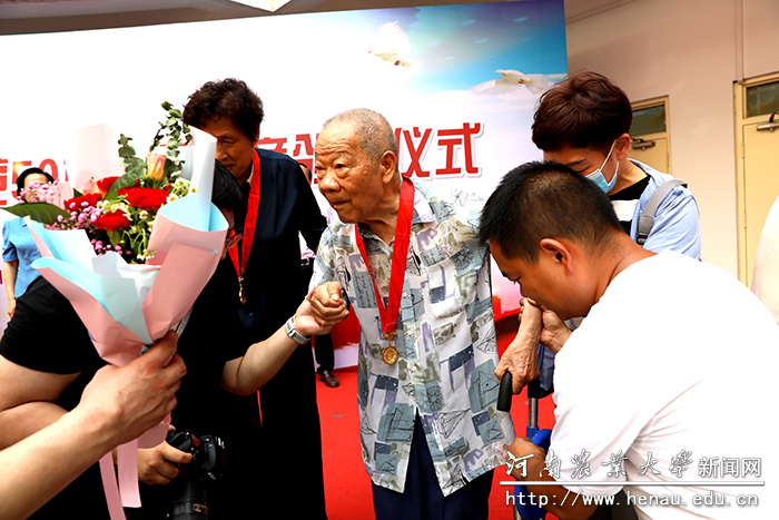 参加颁发仪式的老党员(1)