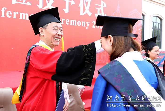 校党委书记魏蒙关为毕业生拨正流苏2