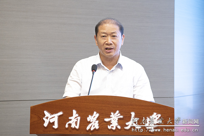 校长介晓磊主持签约仪式