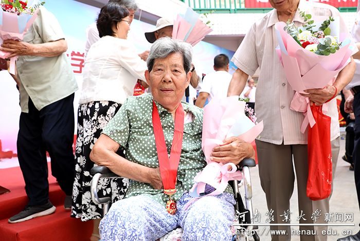 参加颁发仪式的老党员(2)