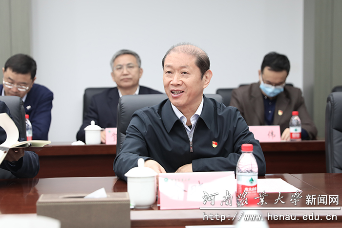 校长介晓磊主持签约仪式 校长介晓磊主持签约仪式